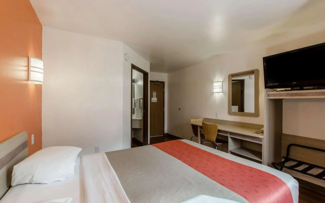 Motel 6 Baraboo, WI - Lake Delton