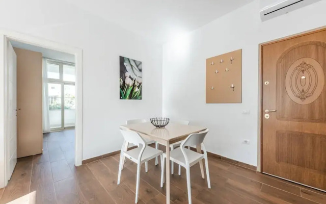 Spacious Apartment by the Beach - Tulipani