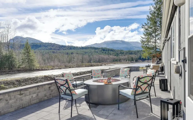 Riverfront Home w/ Deck, Near Mount Rainier!