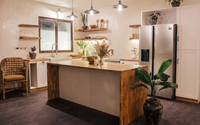 Stunning Villas Complex, 12 BR, Canggu With Staff