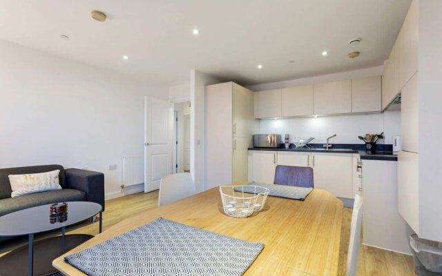Modern 1 Bedroom Apartment Near Canary Wharf With Balcony
