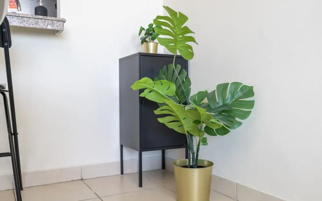 Refined 1BR Retreat in The Point Tower - Marina