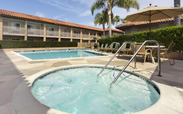 Travelodge by Wyndham Orange County Airport/ Costa Mesa