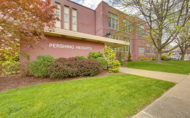 Conference Center & Pond: New Kensington Apartment