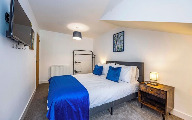 6 Riverside Mews