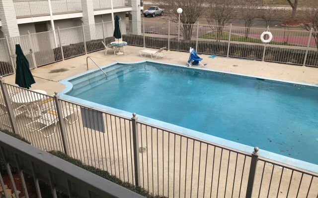 Days Inn by Wyndham Sulphur West