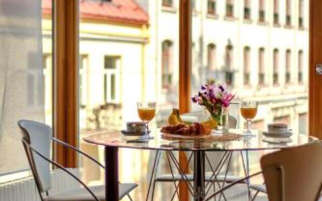 Cozy & Comfy Old Town Apartment With Balcony