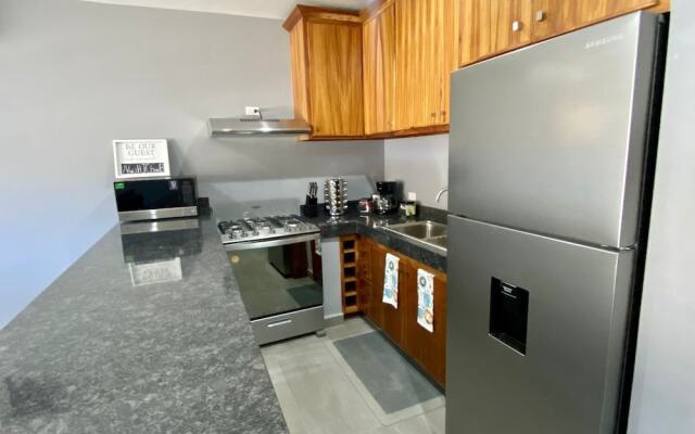 Beautiful New Condo Sea Breeze