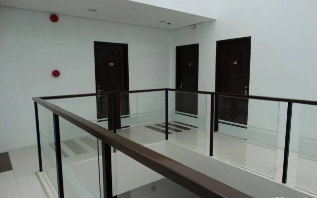 Holiday Suites Business District (Empire Suites Hotel)