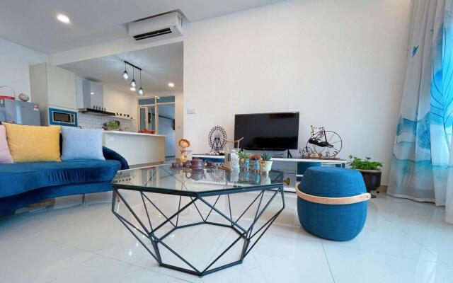 Comfy Family Suite 3 Bedrooms @ Menjalara