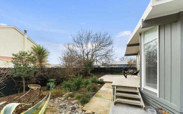 The Walnut Tree House - Martinborough Holiday Home