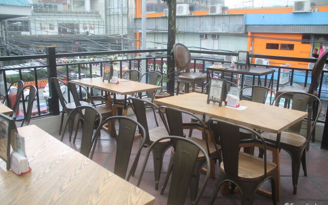 Tambayan Capsule Hostel & Bar