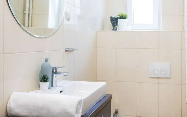 150sqm Main Square Apt!-4 Units-Great for Groups!