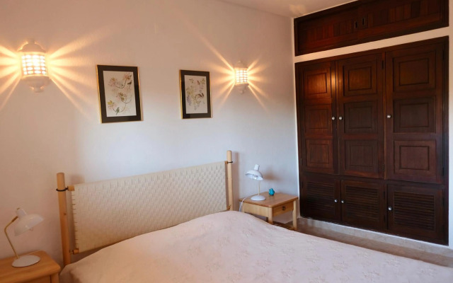 Peaceful & Spacious Apt with Parking & Queen Bed