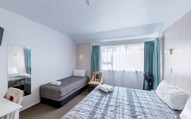 Beachfront Hotel – Guest Rooms – Hokitika