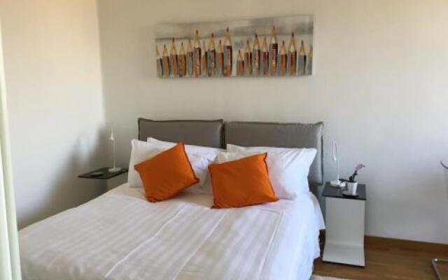 Donna Ilaria - Vatican area