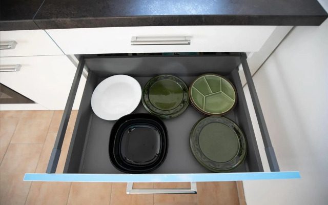 Sunlit Garden & Mountain Apartment