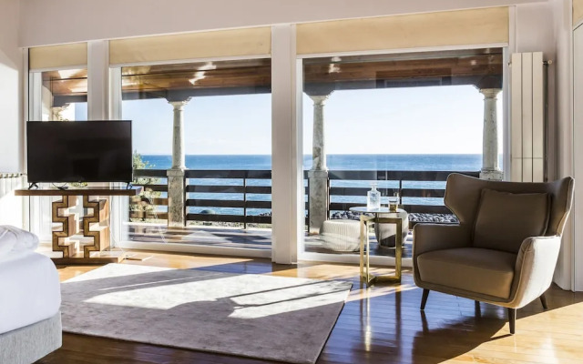 Seafront Manor by Cadenzalux
