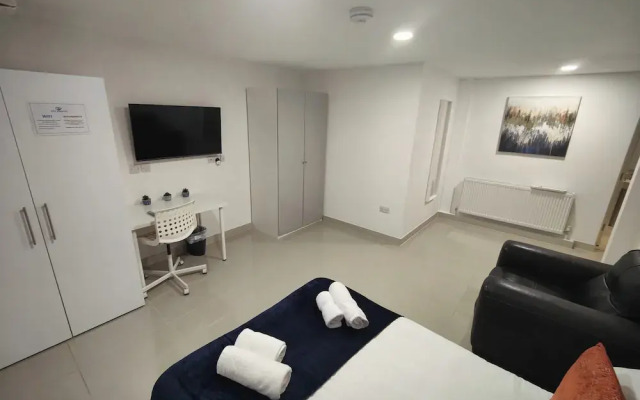 Leeds 3 Bed En-suites Apartment Retreat- Sleeps 9