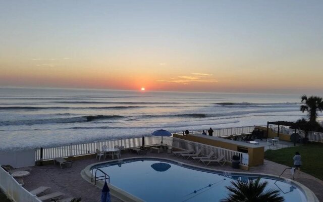 Driftwood Beach Motel