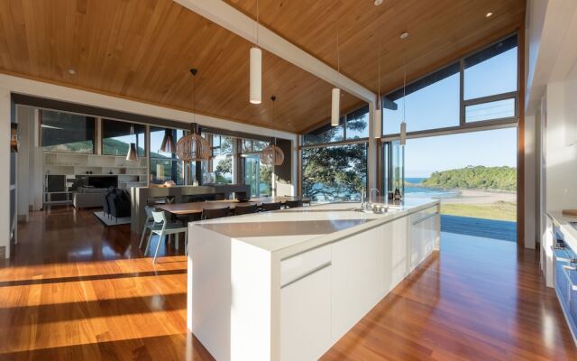 Otaha Beachfront Lodge by Touch of Spice
