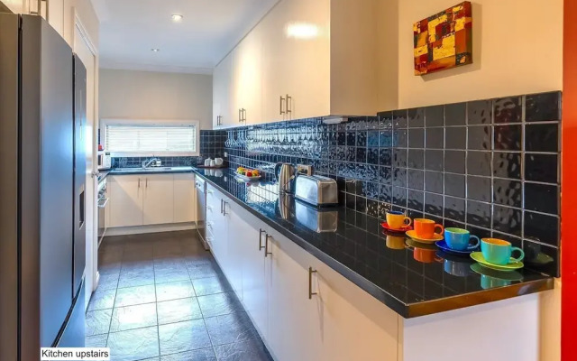 StayCentral - Tranquil Townhouse