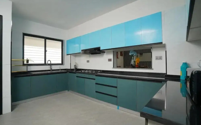 Lux Suites Platinum Oak Residency