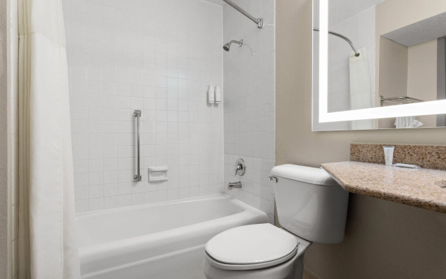 Days Inn and Suites by Wyndham Hammond, IN