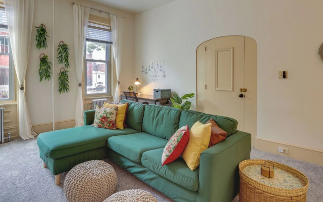 Walk to Restaurants & Shops: Apt in Pennsylvania!