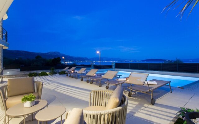 Luxury Beachfront Villa Sea Queen