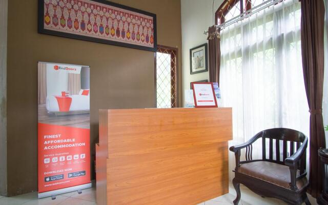 RedDoorz Syariah near Ngade Lake