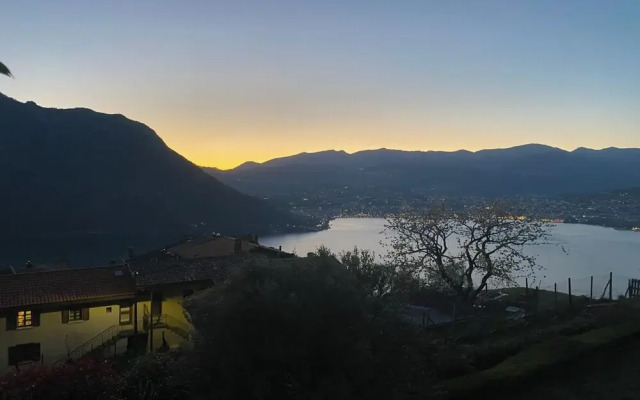 Romantic Lake View With Garden