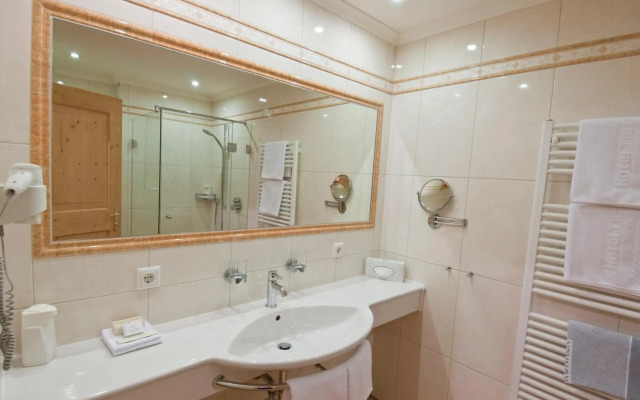 La Pazza Suites Hotel