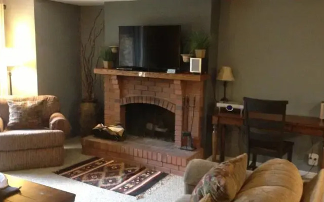 Park Station 2 Bd/2 Ba Quiet Corner Main St Condo