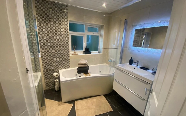 Charming 3-bed House Near Central Manchester