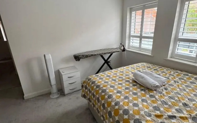 High END Spacious 4 Bed House - Free Parking