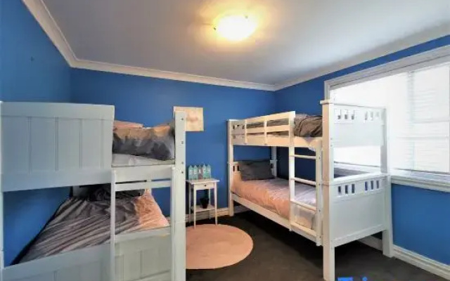 Sydney Meets Miranda, Comfy 4 Bedroom home,7 beds