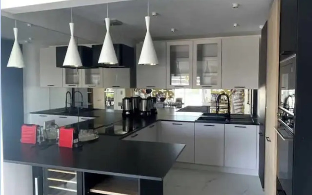 Modern Apartment - 3br- 6P - Palm Beah