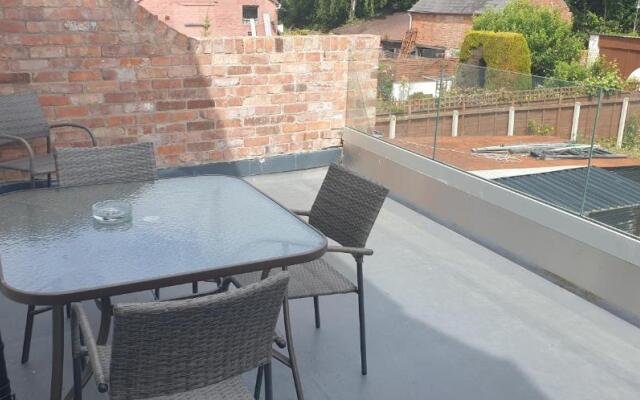 Modern 2 bed apartment with parking