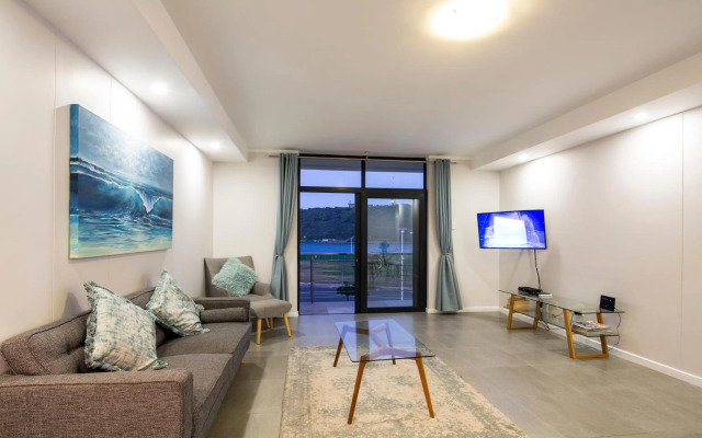 uSHAKA WATERFRONT - SPACIOUS SUBLIME STUNNER