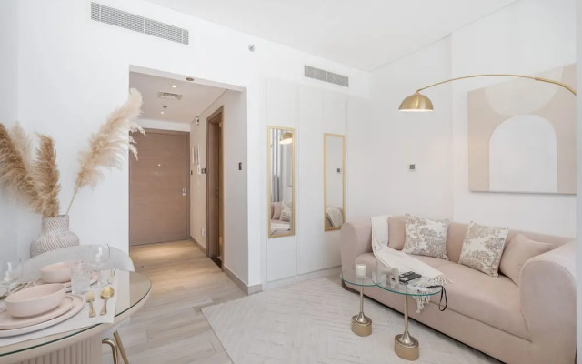 Stylish Studio Sleeps 2 With Balcony