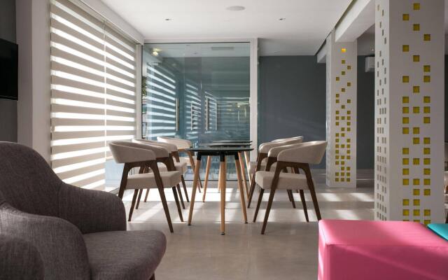 Flora Maria Hotel & Annex Apartments