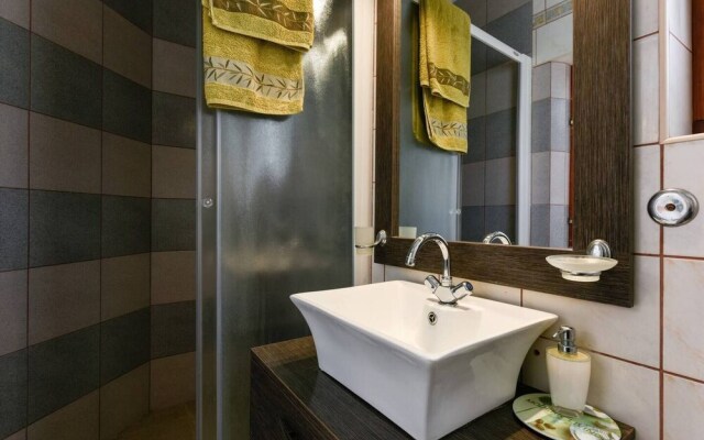 Nearby Beach, Modern Apartment Arena