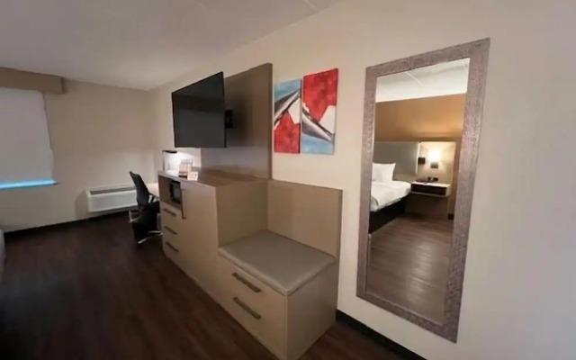 Lansing Delta West Hotel