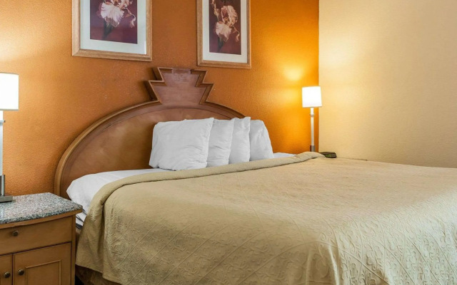 Quality Inn & Suites Shelbyville I-74