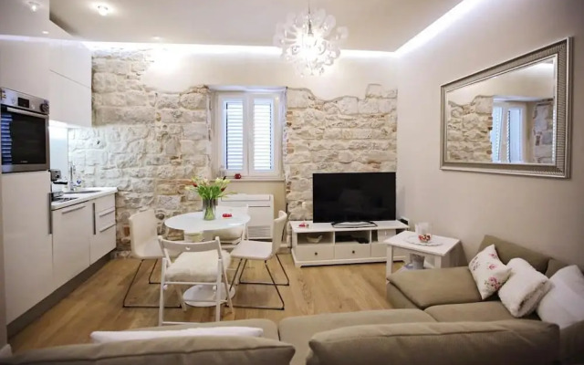 White Stone Apartment  Diocletian Palace