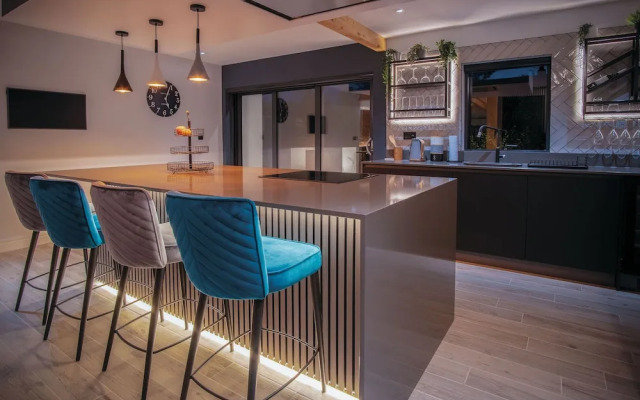 Ty Cyfoes - Luxurious 4 Bedroom - St. Florence