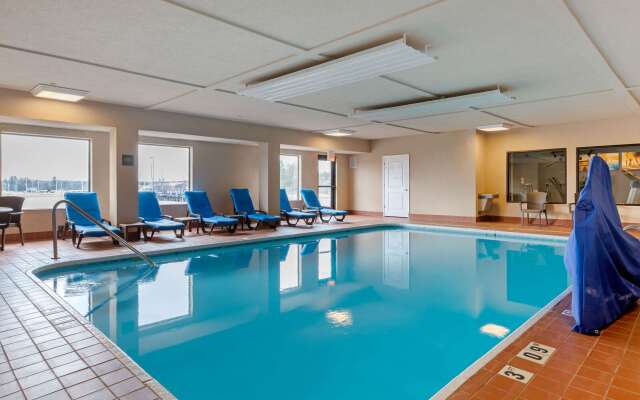 Comfort Suites South Haven near I-96