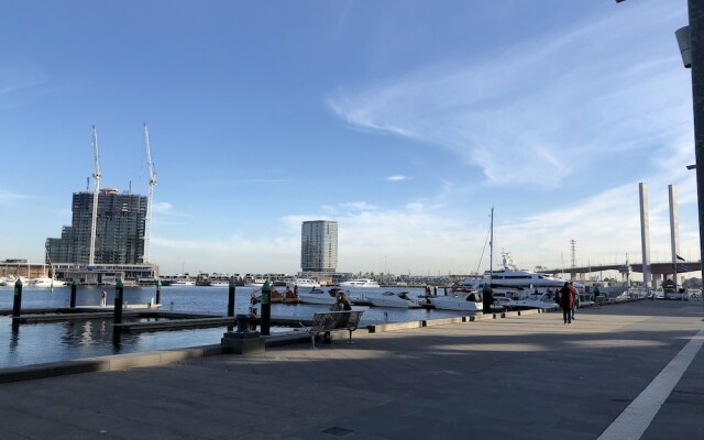 Explore Docklands Lovely Apartment LVL8