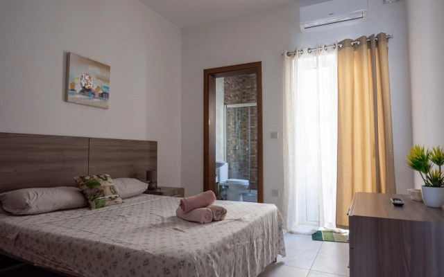 Seafront apartment between Valletta and Sliema